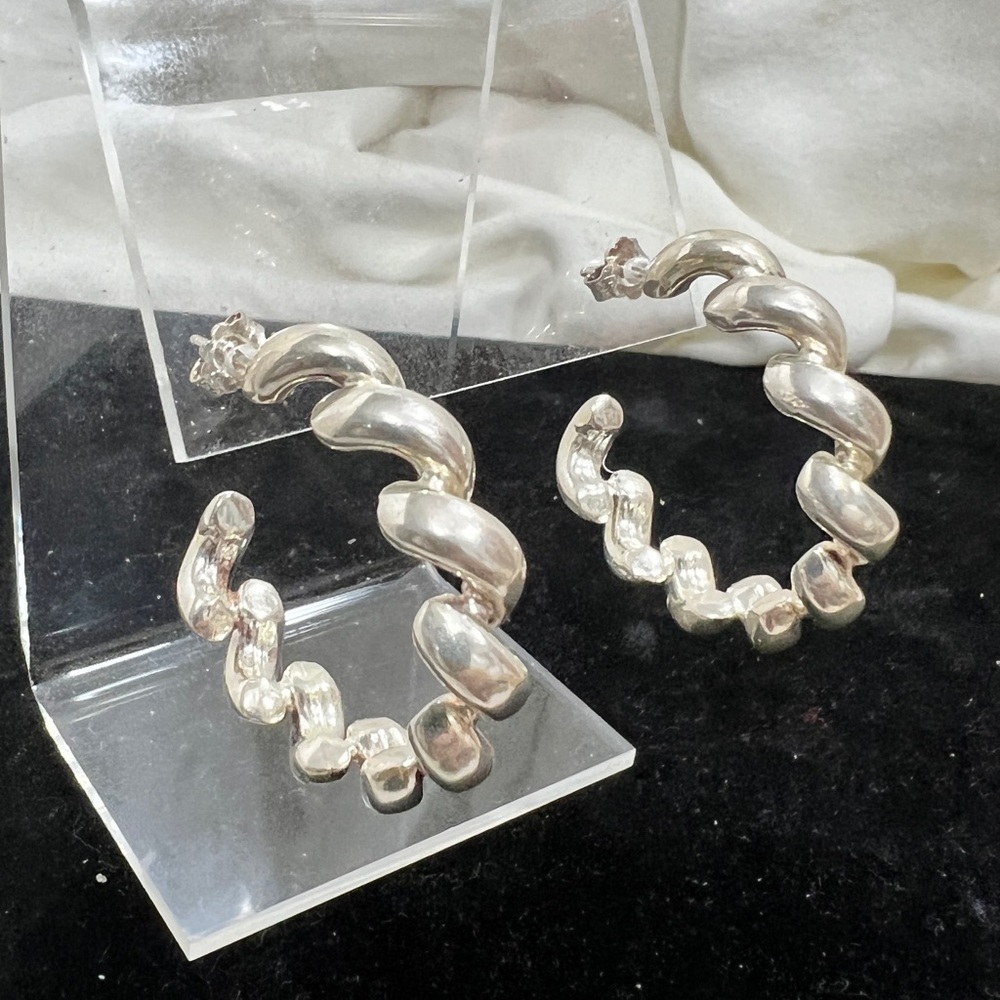 STERLING SILVER ITALIAN 925 PUFFY HOOP EARRINGS
VERY LIGHT ☑️
